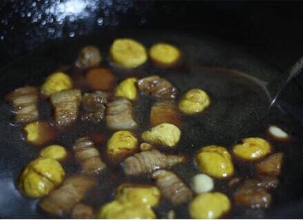 板栗红烧肉,加入清水，没过食材，煮沸后转至中小火，焖至五花肉软又不腻。