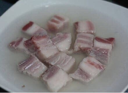 板栗红烧肉,肉焯水后沥干水分