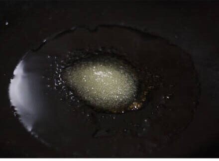 板栗红烧肉,炒锅放入油加入白砂糖搅拌溶化