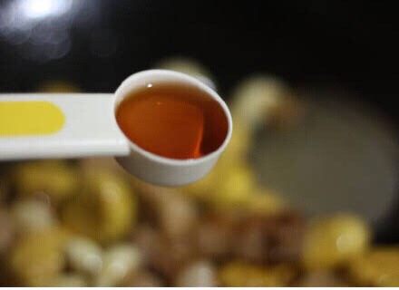 板栗红烧肉,加入料酒