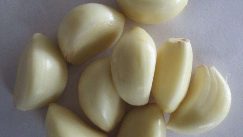 板栗红烧肉,蒜去皮