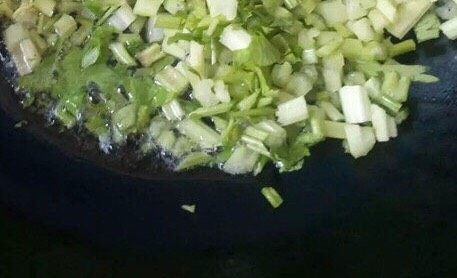 芹菜炒鸡蛋,油适量，芹菜先炒，