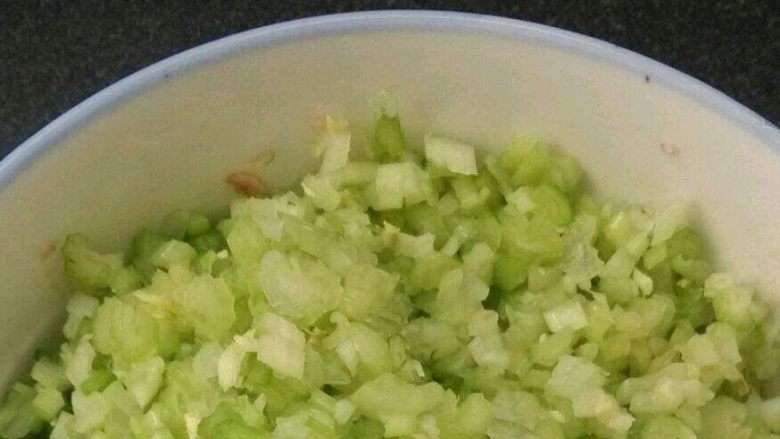 芹菜炒鸡蛋,<a style='color:red;display:inline-block;' href='/shicai/ 125'>芹菜</a>切小，我喜欢小<a style='color:red;display:inline-block;' href='/shicai/ 125'>芹菜</a>，比较好吃