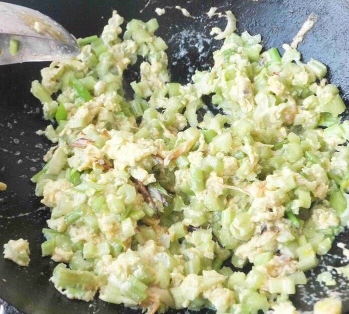 芹菜炒鸡蛋,然后放鸡蛋炒，等鸡蛋炒熟后，放盐就好了，
