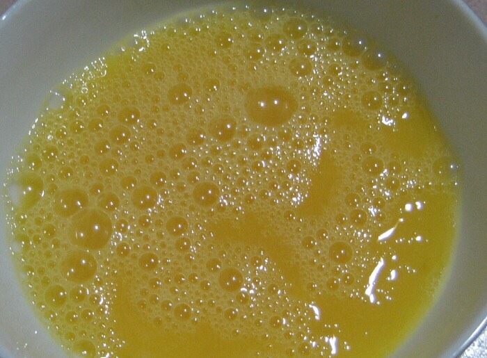 芹菜炒鸡蛋,鸡蛋打好