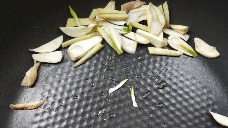 一菜二吃-豉椒芹菜炒腊肉,放姜丝,蒜片煸出香味。