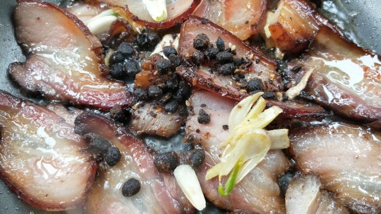 一菜二吃-豉椒芹菜炒腊肉,放黑豆豉,继续煸炒。
