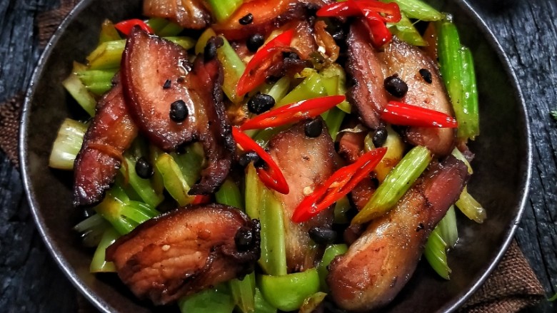 一菜二吃-豉椒芹菜炒腊肉,盛盘,香喷喷的😍😍