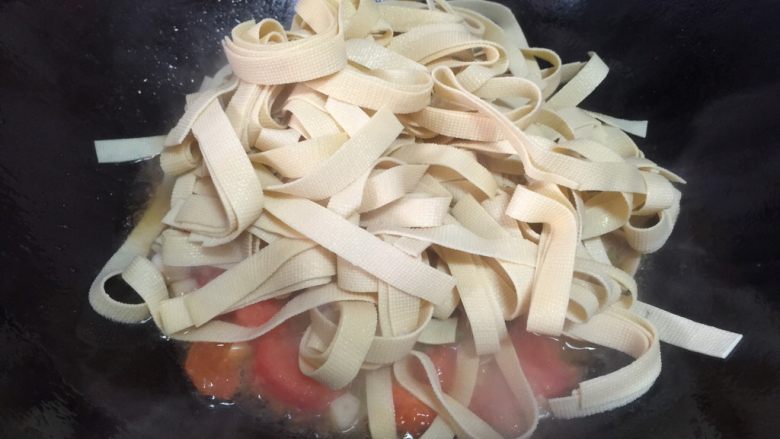 素炒豆腐皮,倒入豆腐皮,用锅铲翻炒动