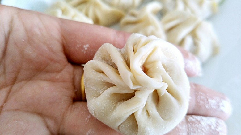 金针菇肉馅饺子,成品图*包子造型的饺子!