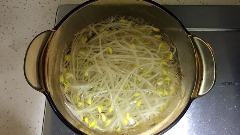 川味毛血旺,锅中烧水,水开后放入黄豆芽煮熟。