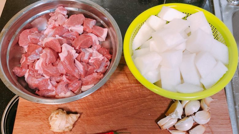 萝卜炖羊肉,<a style='color:red;display:inline-block;' href='/shicai/ 329'>羊肉</a>，<a style='color:red;display:inline-block;' href='/shicai/ 24'>萝卜</a>切块