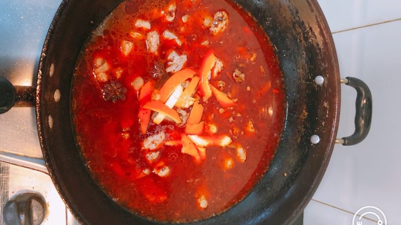 萝卜炖羊肉,倒入橘子皮，八角，桂皮，白糖加入适量水，烧开后盖锅转小火慢慢焖20钟。