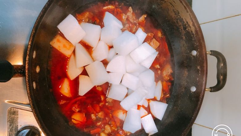 萝卜炖羊肉,羊肉焖20分钟后倒入萝卜块，大火盖锅煮至萝卜熟