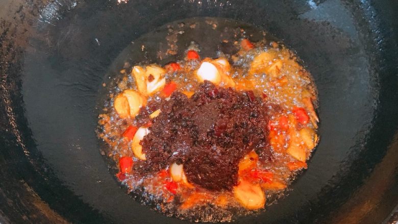 萝卜炖羊肉,起油锅把豆瓣酱，蒜，辣椒，姜放入锅中大火炒香