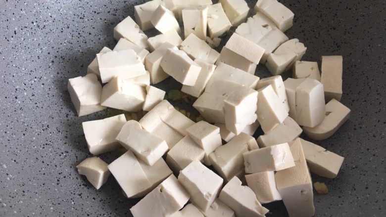 肥肠豆腐,放入豆腐