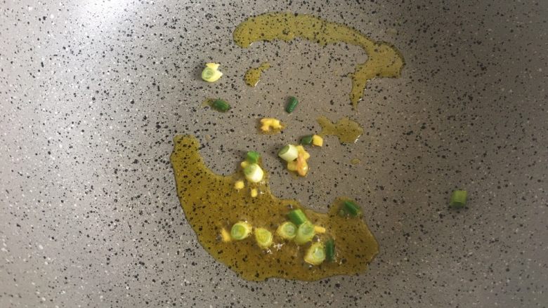 肥肠豆腐,热锅倒油,放入葱