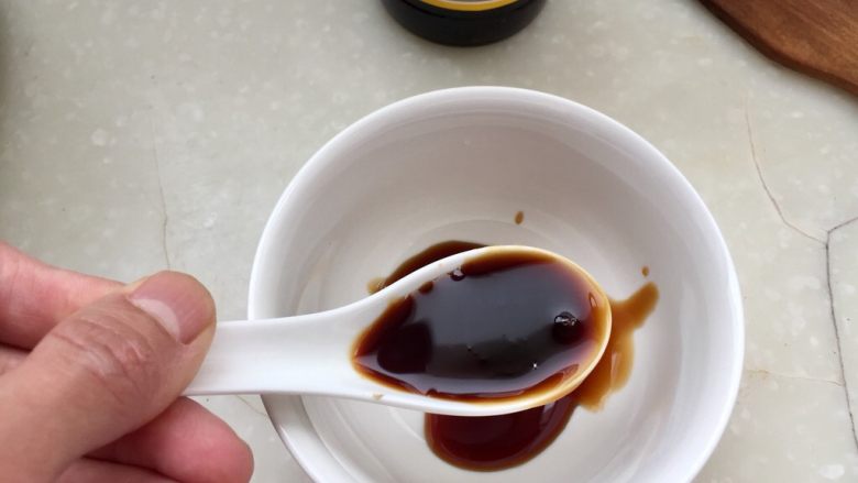 我爱蒜蓉系列~香辣过瘾➕蒜蓉虎皮尖椒,加入一勺生抽,一小勺陈醋