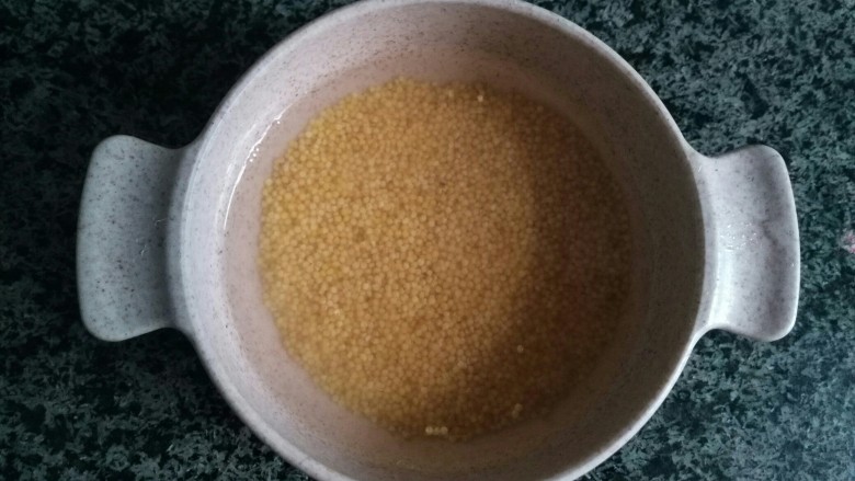 小米鸡肉丸子,宝宝辅食,<a style='color:red;display:inline-block;' href='/shicai/ 493'>小米</a>淘洗干净
清水浸泡一个小时