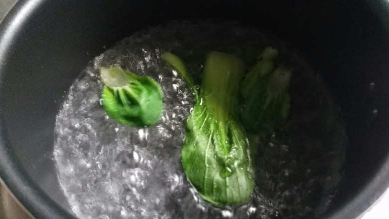 小米鸡肉丸子,宝宝辅食,<a style='color:red;display:inline-block;' href='/shicai/ 2864'>油菜心</a>洗净在沸水里煮2分钟