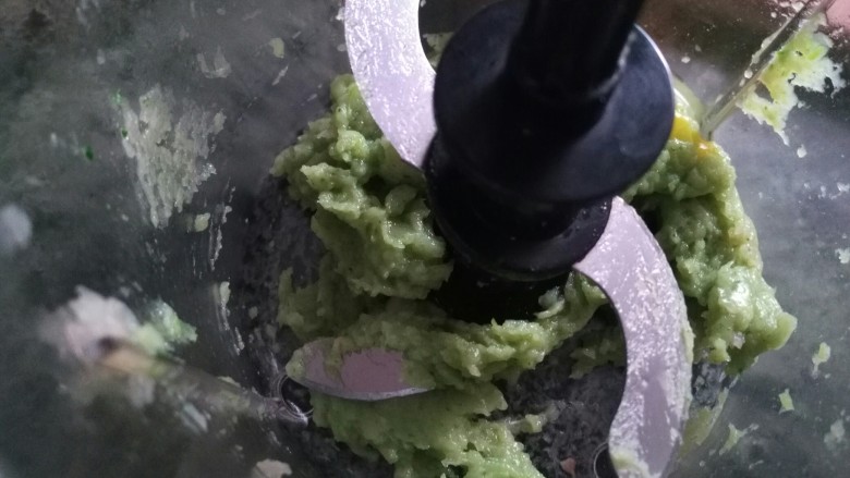 小米鸡肉丸子,宝宝辅食,加入油菜心