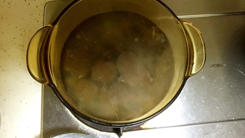 川味毛血旺,鸭血焯水要久一些,需要约3-5分钟。