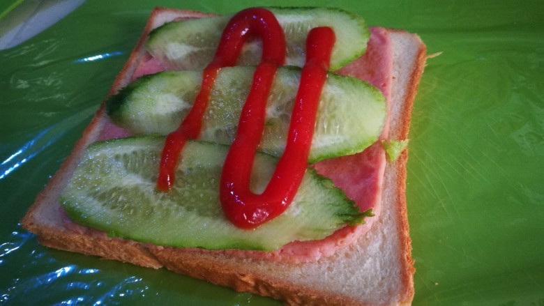 快手早餐~火腿煎蛋三明治,挤上一些<a style='color:red;display:inline-block;' href='/shicai/ 699'>番茄酱</a>