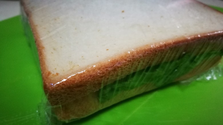 快手早餐~火腿煎蛋三明治,用保鲜膜包好 可以出游啦