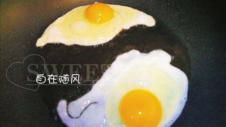 快手早餐~火腿煎蛋三明治,<a style='color:red;display:inline-block;' href='/shicai/ 9'>鸡蛋</a>在锅中煎好