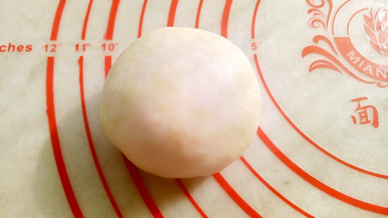 椰蓉小餐包,团成圆形,剩下的8个面团依次这样做好,放入阳晨九连布朗尼模具里。盖保鲜膜进行二发,温度不要超过38度(50分钟左右)发至2倍大即可。