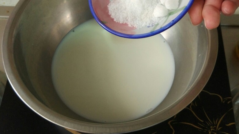 简单葡式蛋挞,首先加热<a style='color:red;display:inline-block;' href='/shicai/ 219'>牛奶</a>放入<a style='color:red;display:inline-block;' href='/shicai/ 10588'>糖</a>搅拌