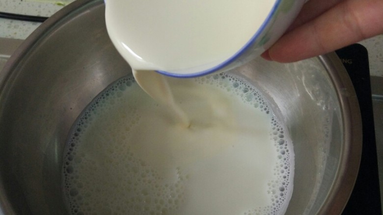 简单葡式蛋挞,再加入稀奶油搅拌