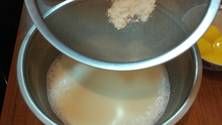 简单葡式蛋挞,取下加热的混合液体筛入<a style='color:red;display:inline-block;' href='/shicai/ 519'>面粉</a>