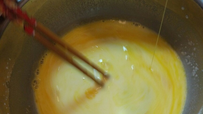 简单葡式蛋挞,待混合液体放凉后，加入搅拌后的蛋黄液