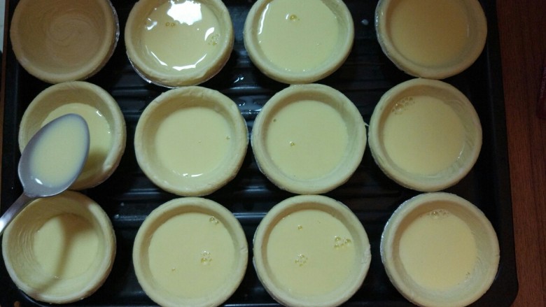 简单葡式蛋挞,把液体倒入<a style='color:red;display:inline-block;' href='/shicai/ 4187'>蛋挞皮</a>内（用量刚刚好），再随意加入<a style='color:red;display:inline-block;' href='/shicai/ 603'>葡萄干</a>