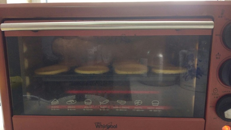 简单葡式蛋挞,放入预热好的烤箱中，上下火180℃，20分钟左右（根据自己烤箱而定）。