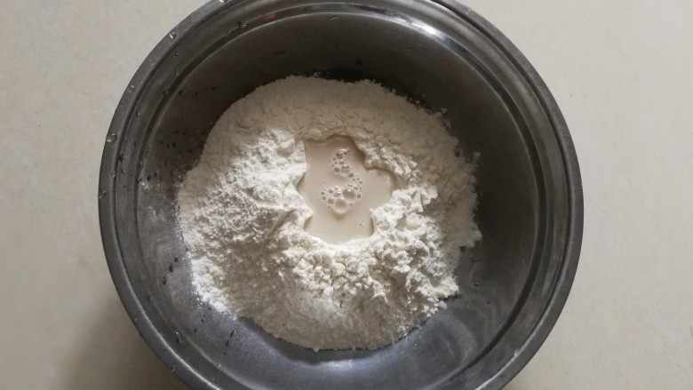 生煎小笼包,面粉中间压个洞,把酵母水倒入