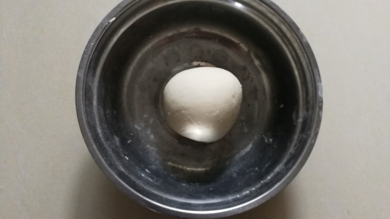 生煎小笼包,用手和成一个纯滑的面团,多揉一会,让面团出筋