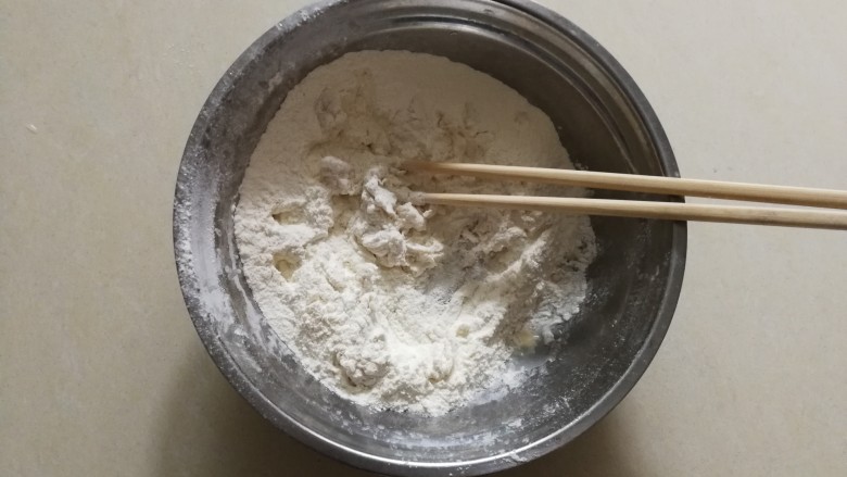 生煎小笼包,搅拌一下,使面粉沾上酵母水