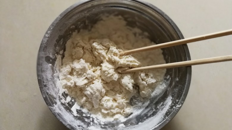 生煎小笼包,然后加入清水,用筷子搅拌成棉絮状