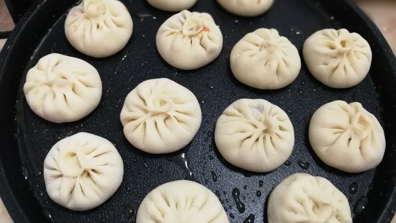生煎小笼包,不粘锅刷一层油,我用的电饼铛,放入包子小火慢煎