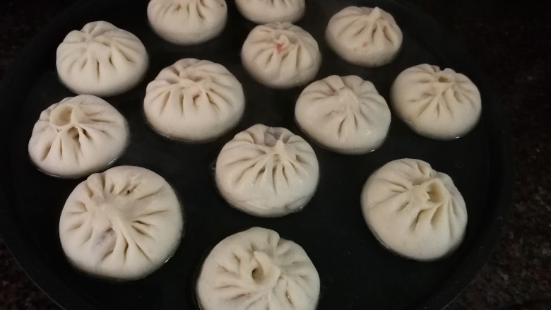 生煎小笼包,加入一大碗水,烧开后转小火,找个盖子盖上,慢火焖熟