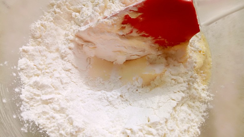 冰淇淋脆脆杯,筛入<a style='color:red;display:inline-block;' href='/shicai/ 548'>低筋面粉</a>,用刮刀切拌均匀。