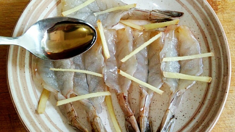 什锦祈福虾,虾去除虾线，剥去头、虾壳（留虾尾部分），再从背部将虾剖开，加<a style='color:red;display:inline-block;' href='/shicai/ 37'>姜</a>、<a style='color:red;display:inline-block;' href='/shicai/ 718'>料酒</a>、盐腌渍10分钟入底味。