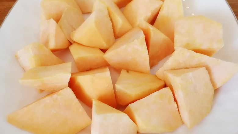 东北家常菜_地瓜挂浆,切滚刀块