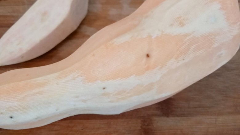 东北家常菜_地瓜挂浆,<a style='color:red;display:inline-block;' href='/shicai/ 2597'>地瓜</a>洗净去皮备用