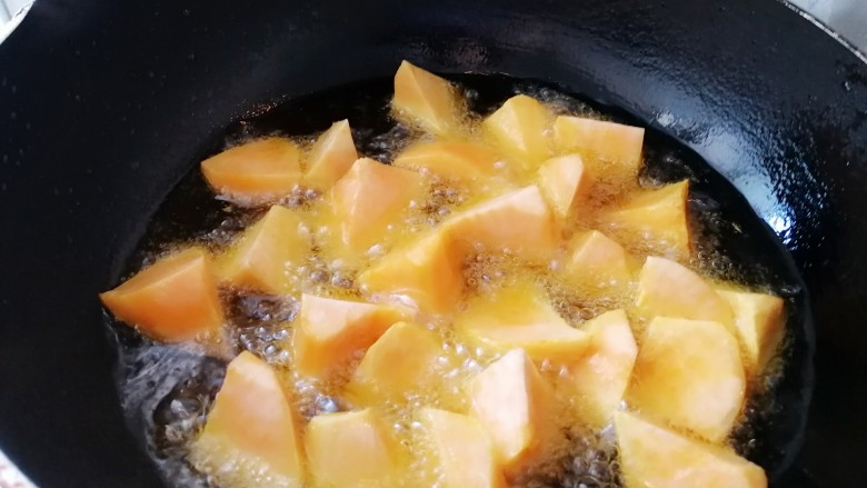 东北家常菜_地瓜挂浆,起油锅，油热放入地瓜开始炸