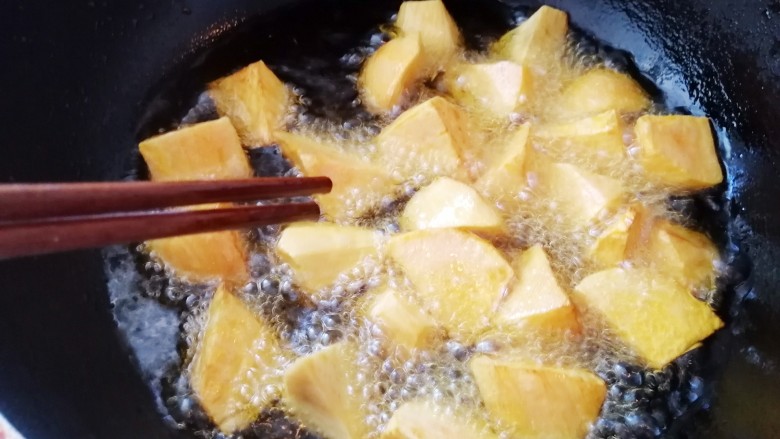 东北家常菜_地瓜挂浆,要用筷子勤翻动