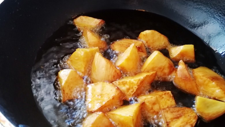 东北家常菜_地瓜挂浆,炸至金黄色微硬就好了