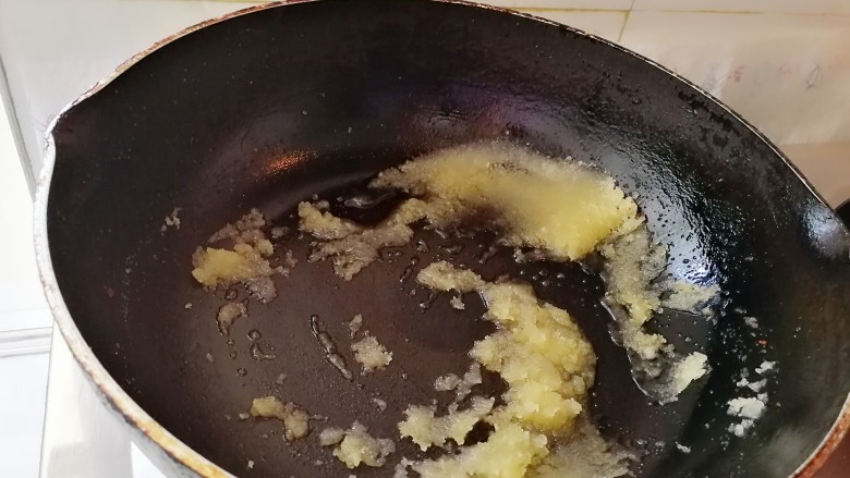 东北家常菜_地瓜挂浆,锅里留底油熬糖浆